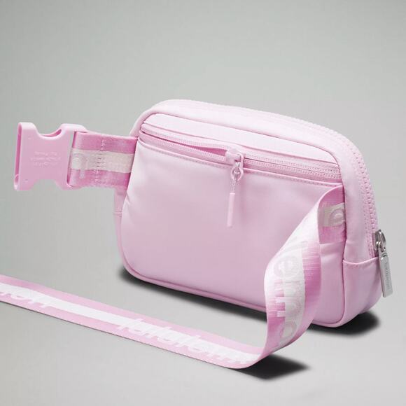 NEW Lululemon Everywhere Crossbody Belt Bag 1L Wordmark - Pink and White - Picture 4 of 5